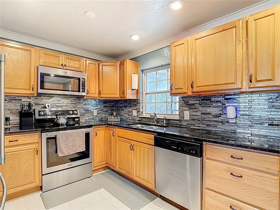 Active With Contract: $319,000 (3 beds, 2 baths, 1044 Square Feet)