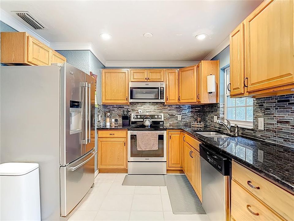 Active With Contract: $319,000 (3 beds, 2 baths, 1044 Square Feet)