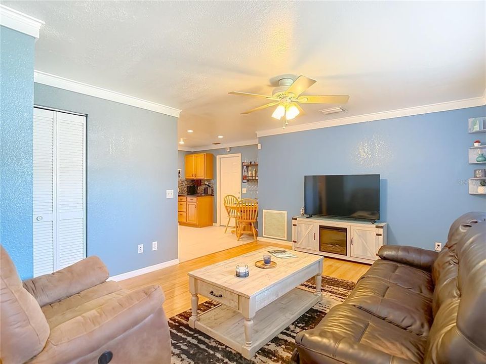 Active With Contract: $319,000 (3 beds, 2 baths, 1044 Square Feet)