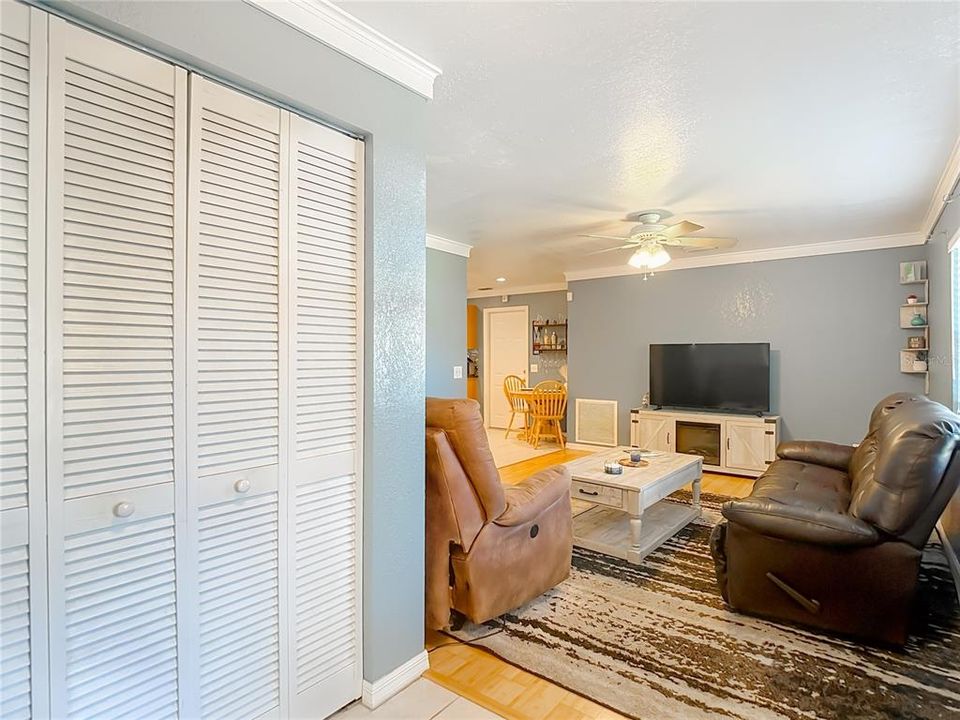 Active With Contract: $319,000 (3 beds, 2 baths, 1044 Square Feet)