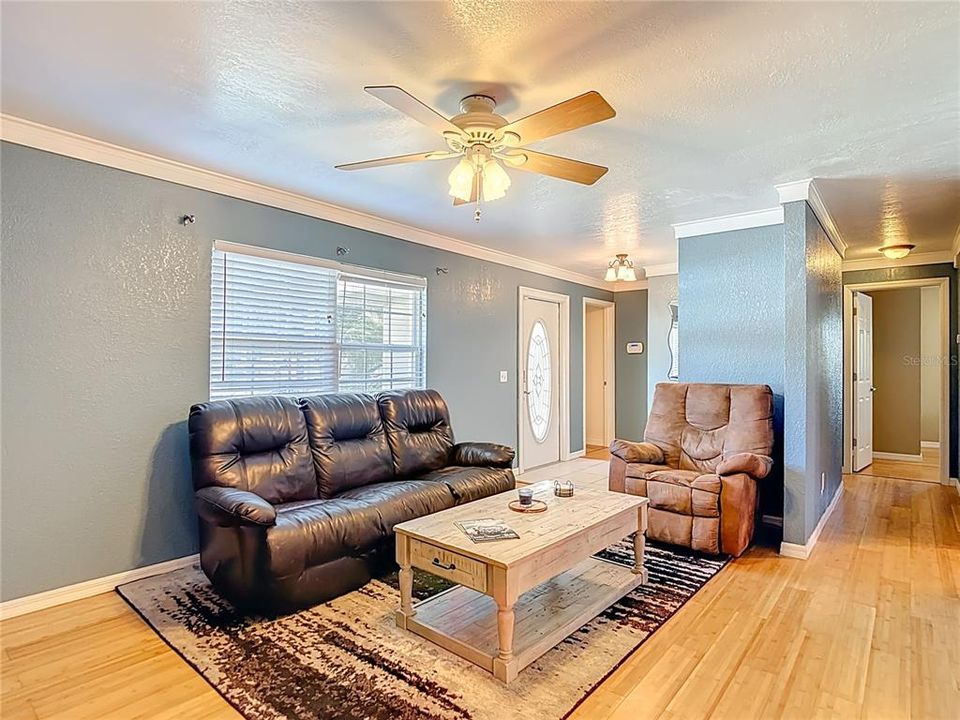 Active With Contract: $319,000 (3 beds, 2 baths, 1044 Square Feet)