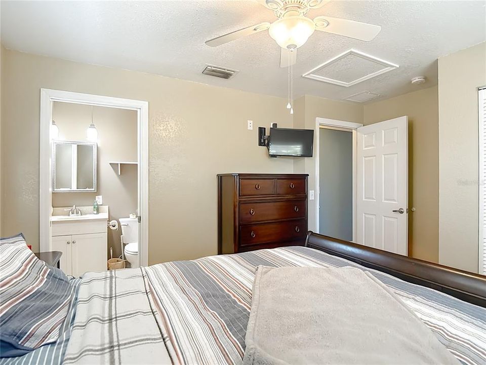 Active With Contract: $319,000 (3 beds, 2 baths, 1044 Square Feet)