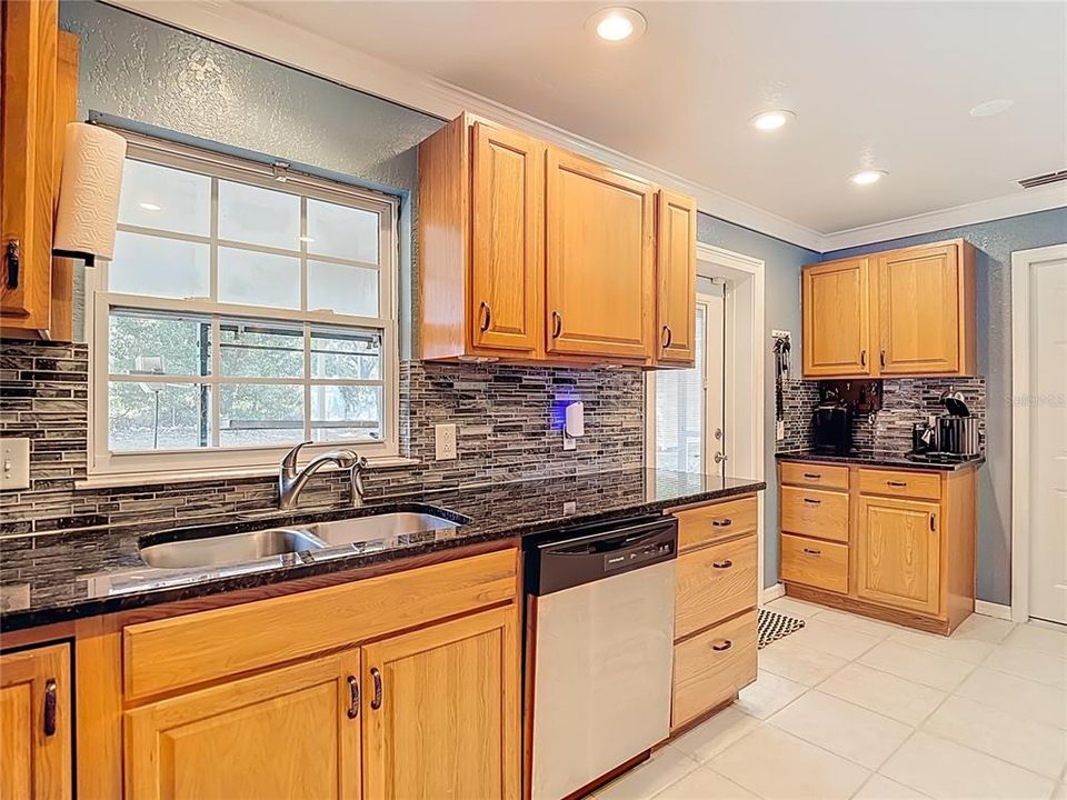 Active With Contract: $319,000 (3 beds, 2 baths, 1044 Square Feet)