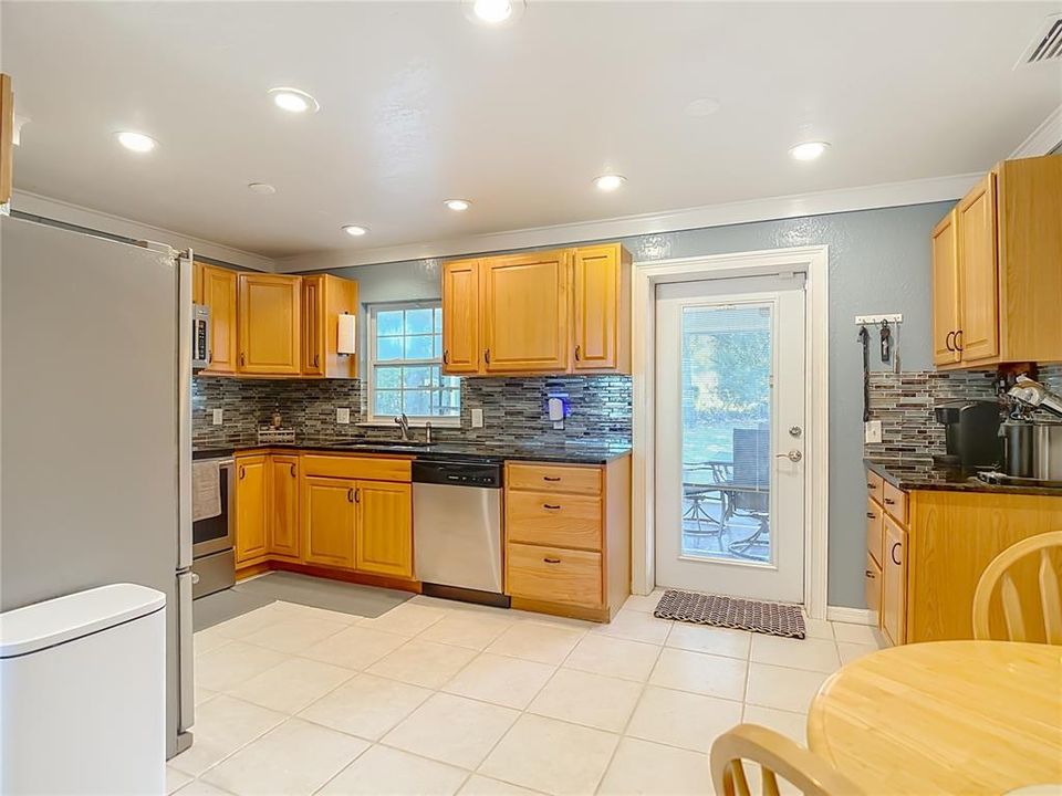 Active With Contract: $319,000 (3 beds, 2 baths, 1044 Square Feet)