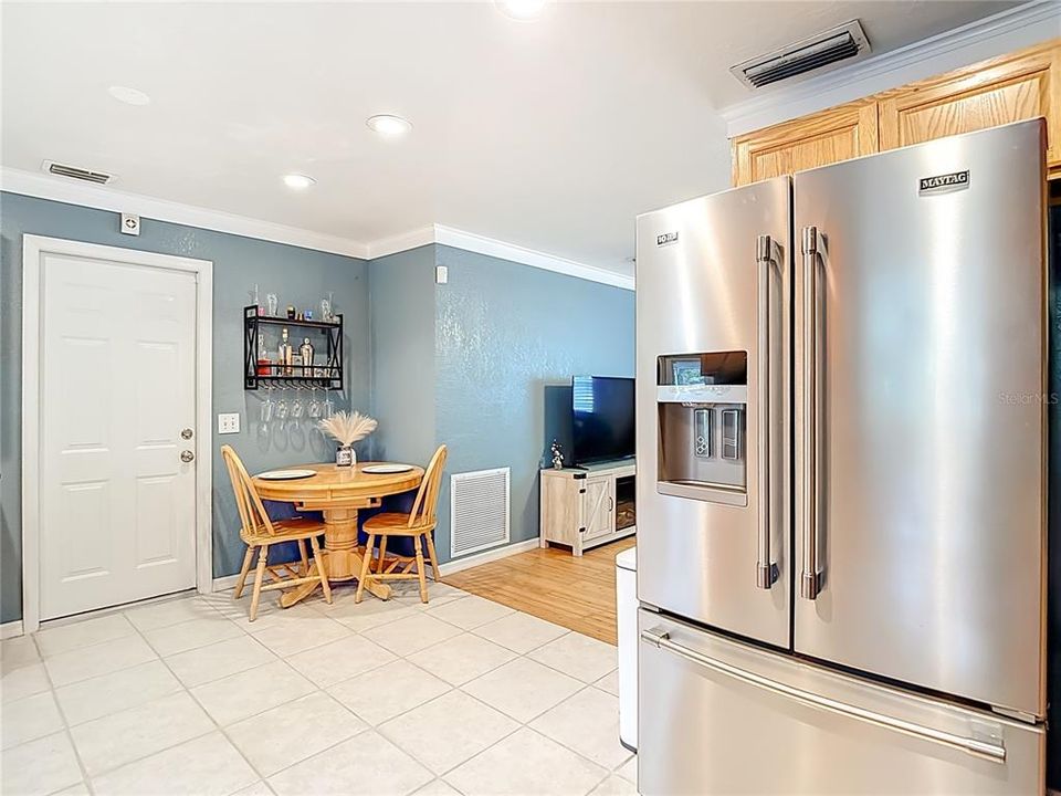 Active With Contract: $319,000 (3 beds, 2 baths, 1044 Square Feet)