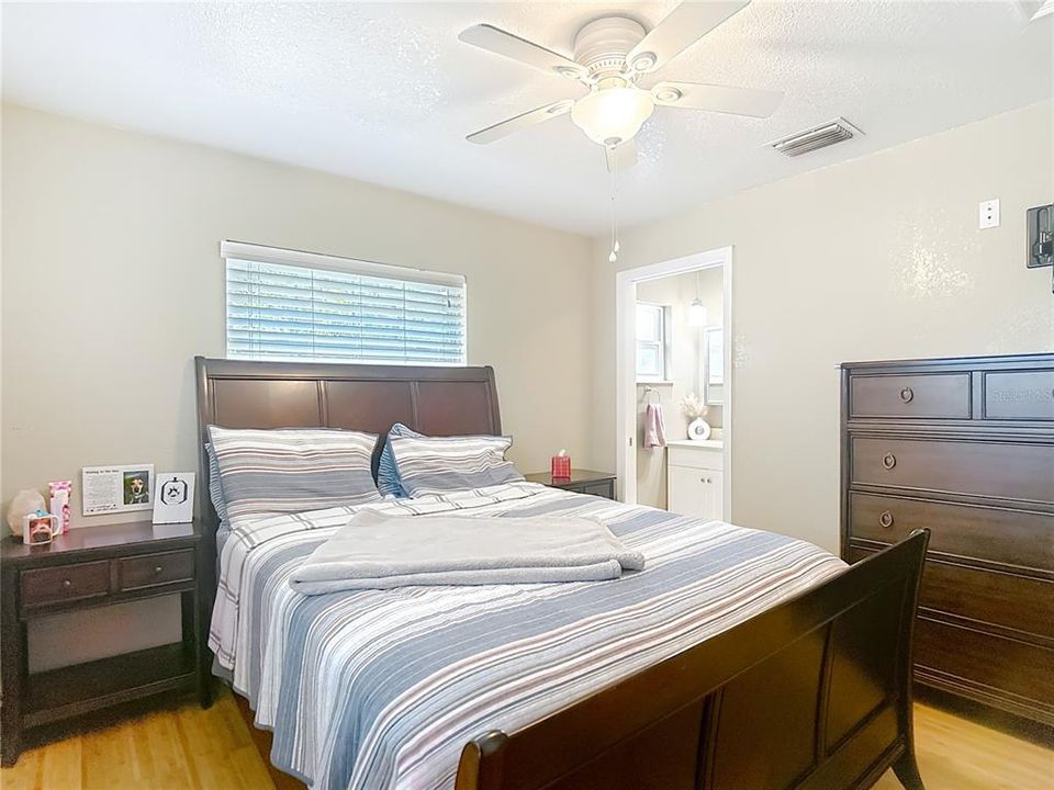 Active With Contract: $319,000 (3 beds, 2 baths, 1044 Square Feet)