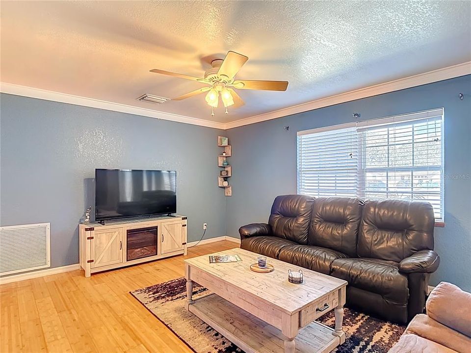 Active With Contract: $319,000 (3 beds, 2 baths, 1044 Square Feet)