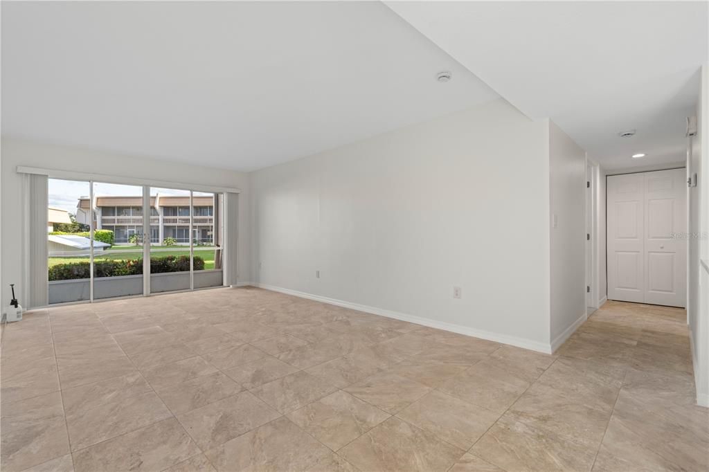 For Sale: $199,000 (2 beds, 2 baths, 1114 Square Feet)