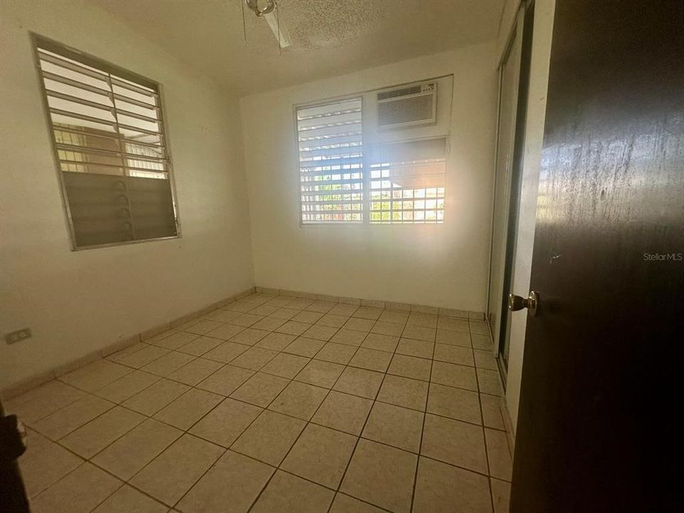 На продажу: $147,000 (2 спален, 1 ванн, 1100 Квадратных фут)