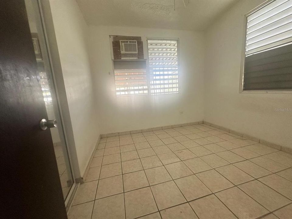 На продажу: $147,000 (2 спален, 1 ванн, 1100 Квадратных фут)