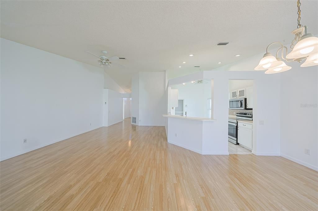 For Sale: $325,000 (3 beds, 2 baths, 1500 Square Feet)