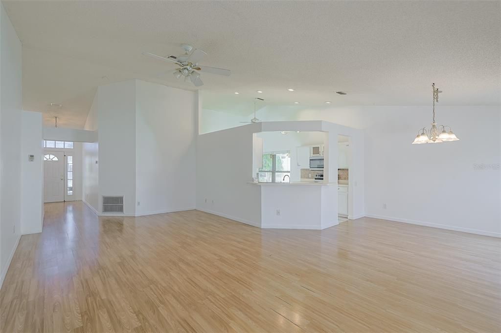 For Sale: $325,000 (3 beds, 2 baths, 1500 Square Feet)