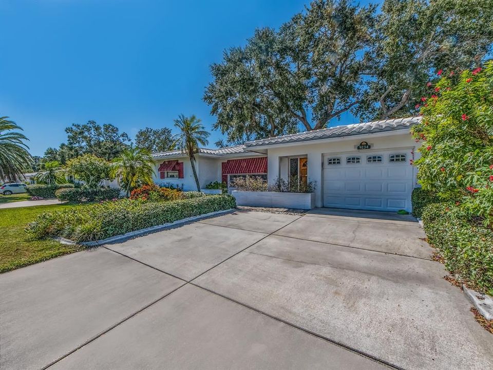 For Sale: $459,900 (2 beds, 2 baths, 1649 Square Feet)