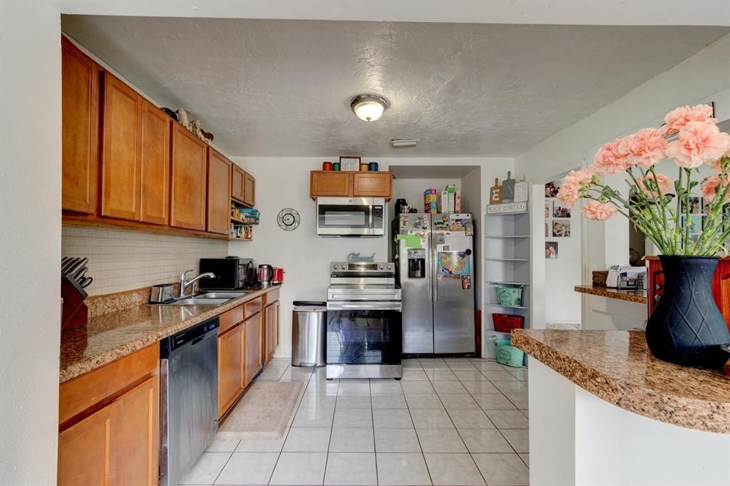 For Sale: $259,900 (3 beds, 2 baths, 1585 Square Feet)
