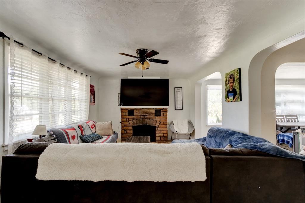 For Sale: $259,900 (3 beds, 2 baths, 1585 Square Feet)