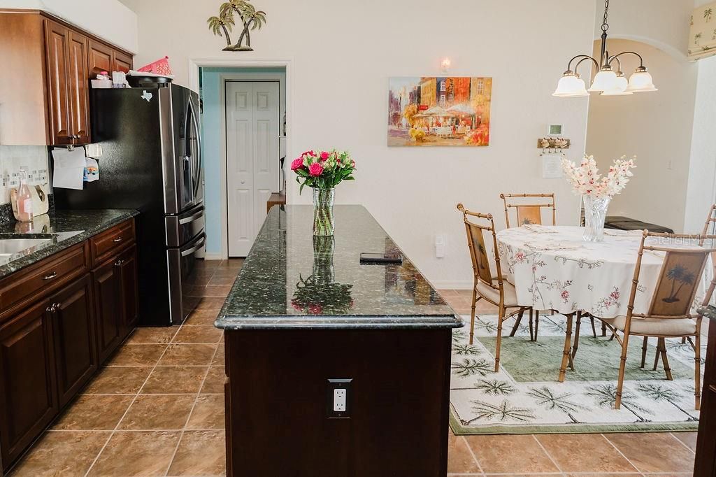 На продажу: $559,900 (4 спален, 3 ванн, 2601 Квадратных фут)