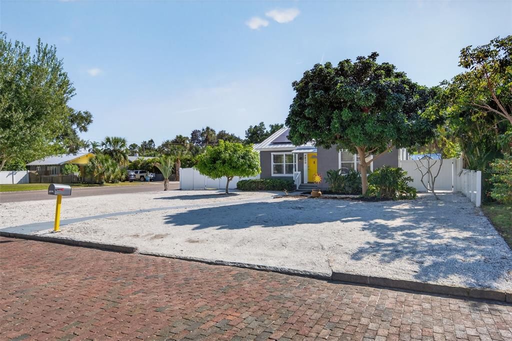 For Sale: $599,000 (3 beds, 2 baths, 1916 Square Feet)