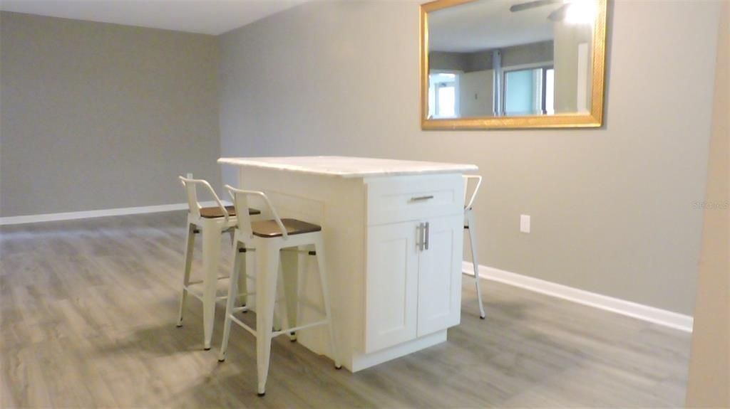 待售: $124,900 (2 贝兹, 1 浴室, 972 平方英尺)