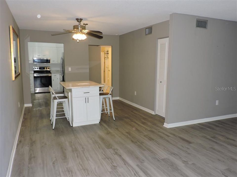 待售: $124,900 (2 贝兹, 1 浴室, 972 平方英尺)