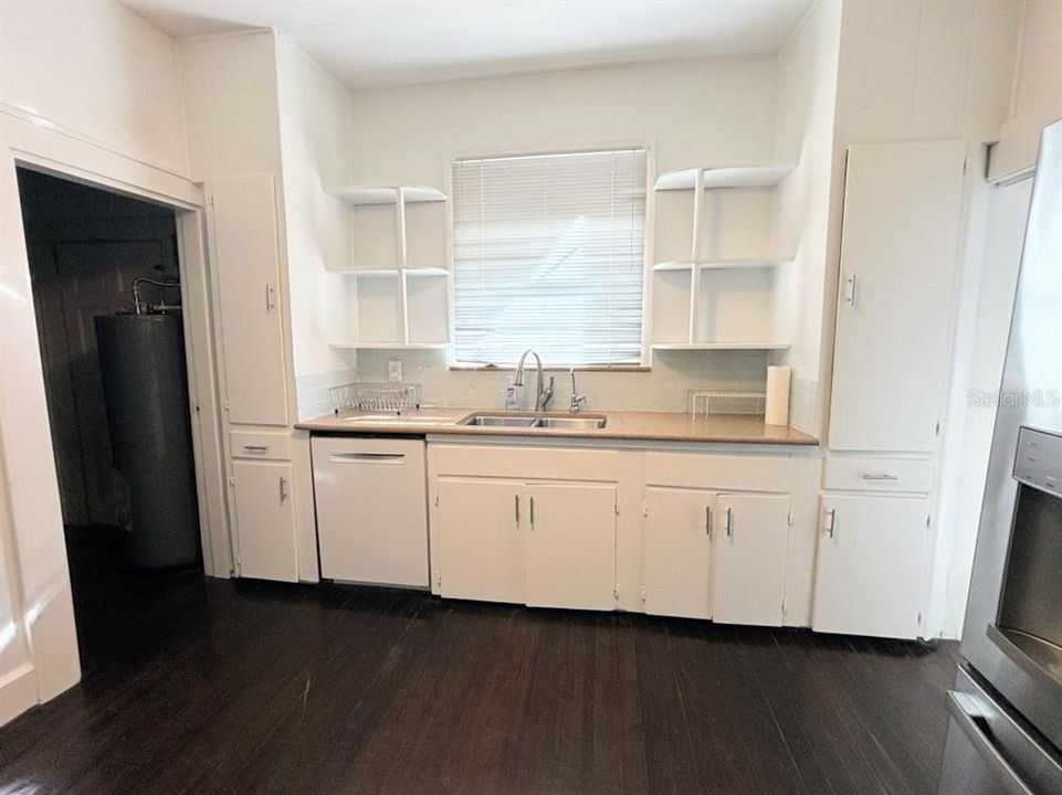 For Sale: $895,000 (3 beds, 2 baths, 1662 Square Feet)