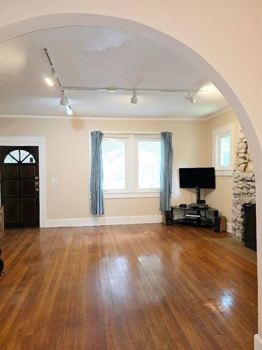 For Sale: $895,000 (3 beds, 2 baths, 1662 Square Feet)