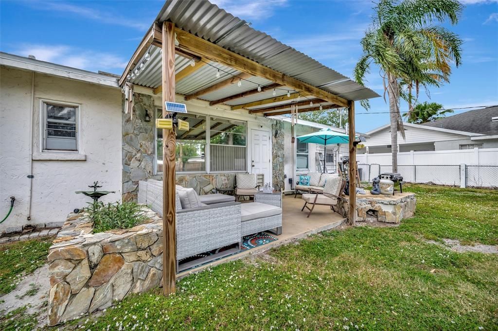 For Sale: $295,000 (2 beds, 1 baths, 1258 Square Feet)