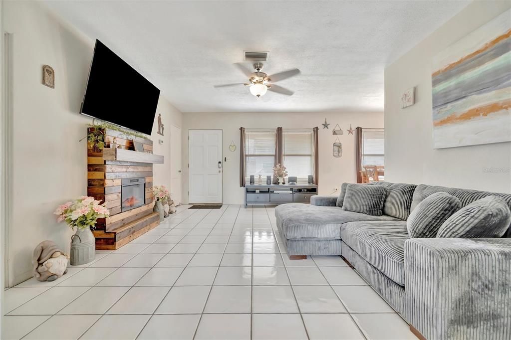 For Sale: $295,000 (2 beds, 1 baths, 1258 Square Feet)