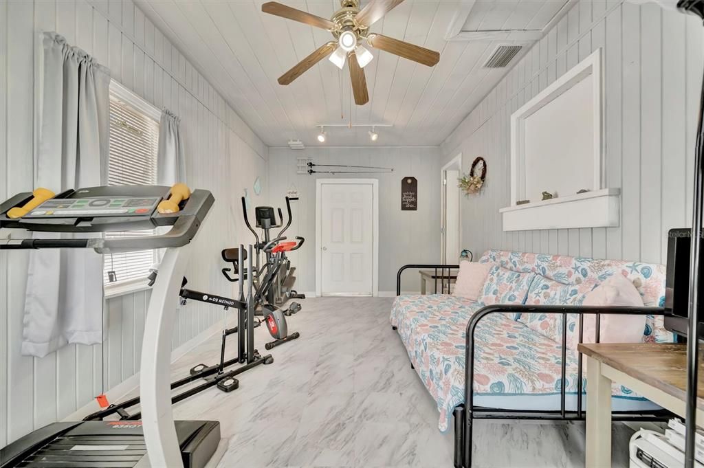 For Sale: $295,000 (2 beds, 1 baths, 1258 Square Feet)