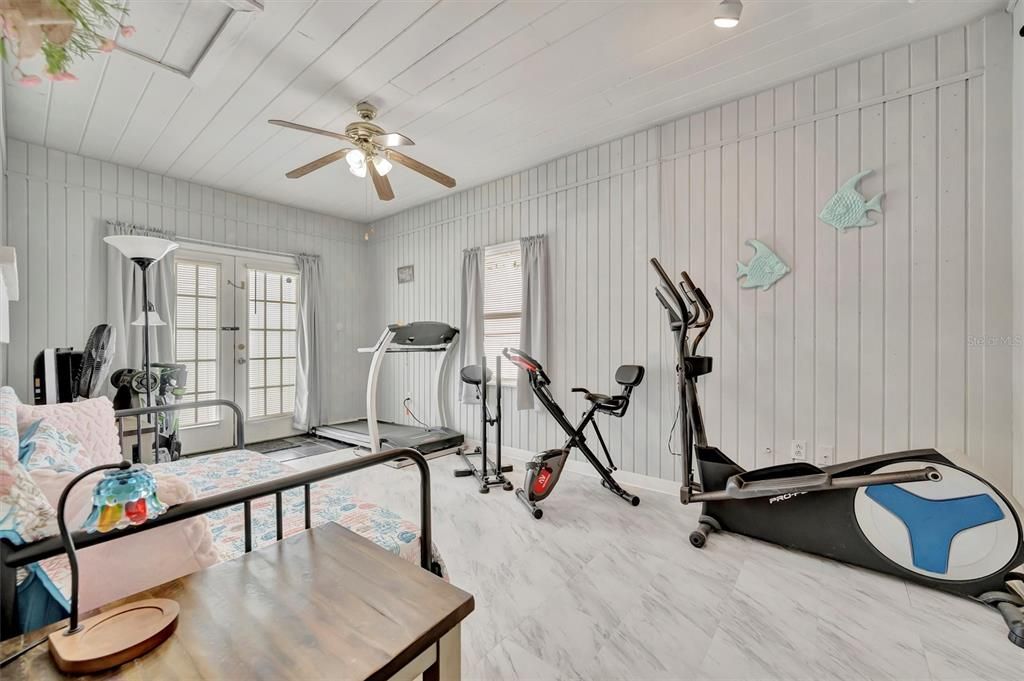 For Sale: $295,000 (2 beds, 1 baths, 1258 Square Feet)