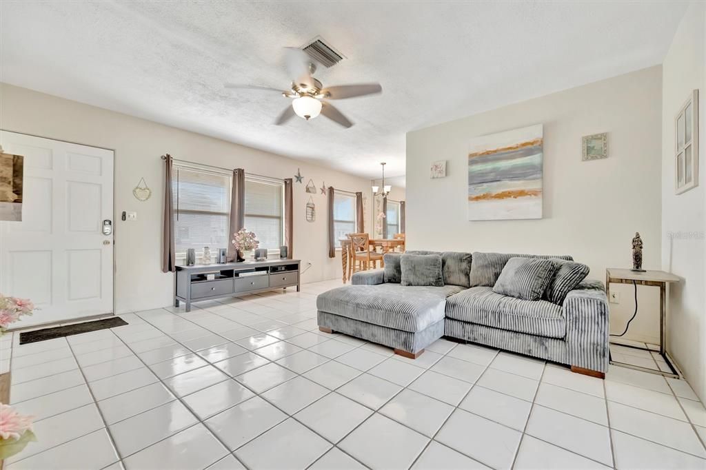 For Sale: $295,000 (2 beds, 1 baths, 1258 Square Feet)