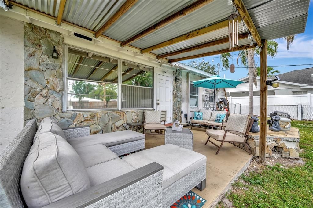 For Sale: $295,000 (2 beds, 1 baths, 1258 Square Feet)