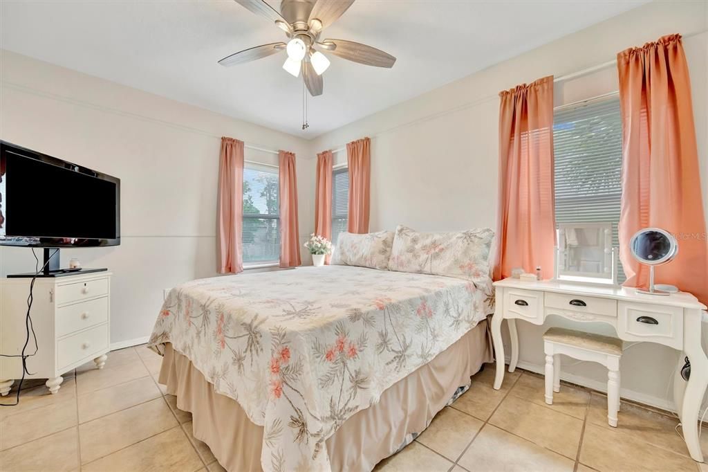 For Sale: $295,000 (2 beds, 1 baths, 1258 Square Feet)