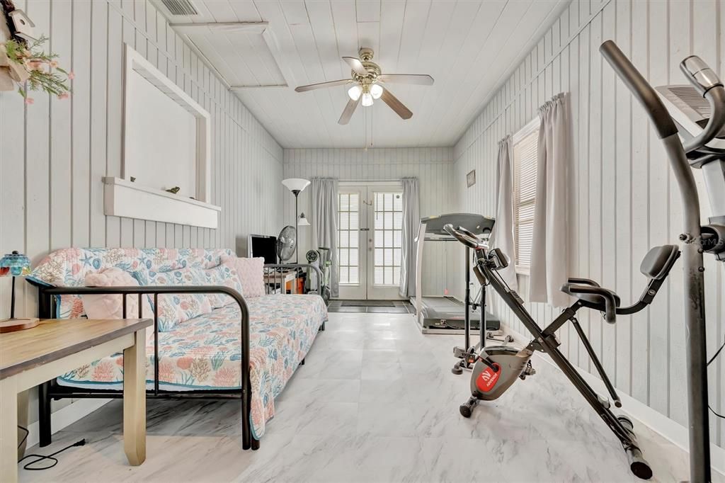 For Sale: $295,000 (2 beds, 1 baths, 1258 Square Feet)