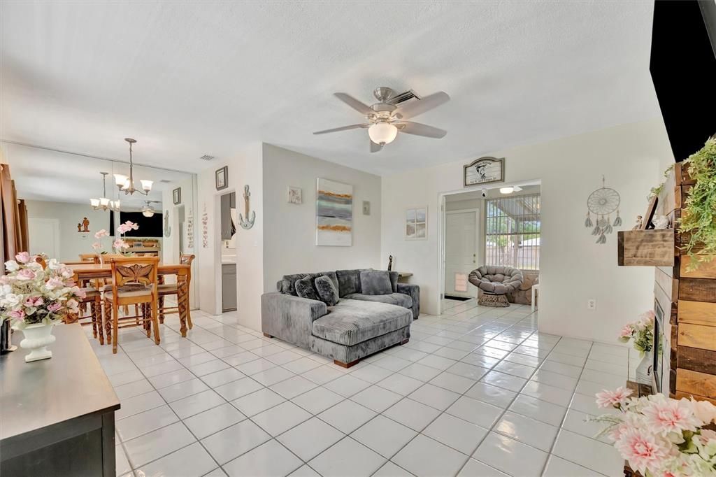 For Sale: $295,000 (2 beds, 1 baths, 1258 Square Feet)