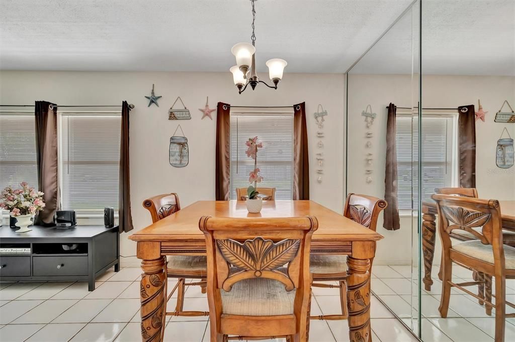 For Sale: $295,000 (2 beds, 1 baths, 1258 Square Feet)