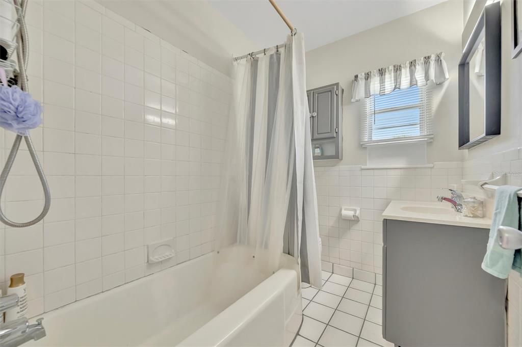 For Sale: $295,000 (2 beds, 1 baths, 1258 Square Feet)