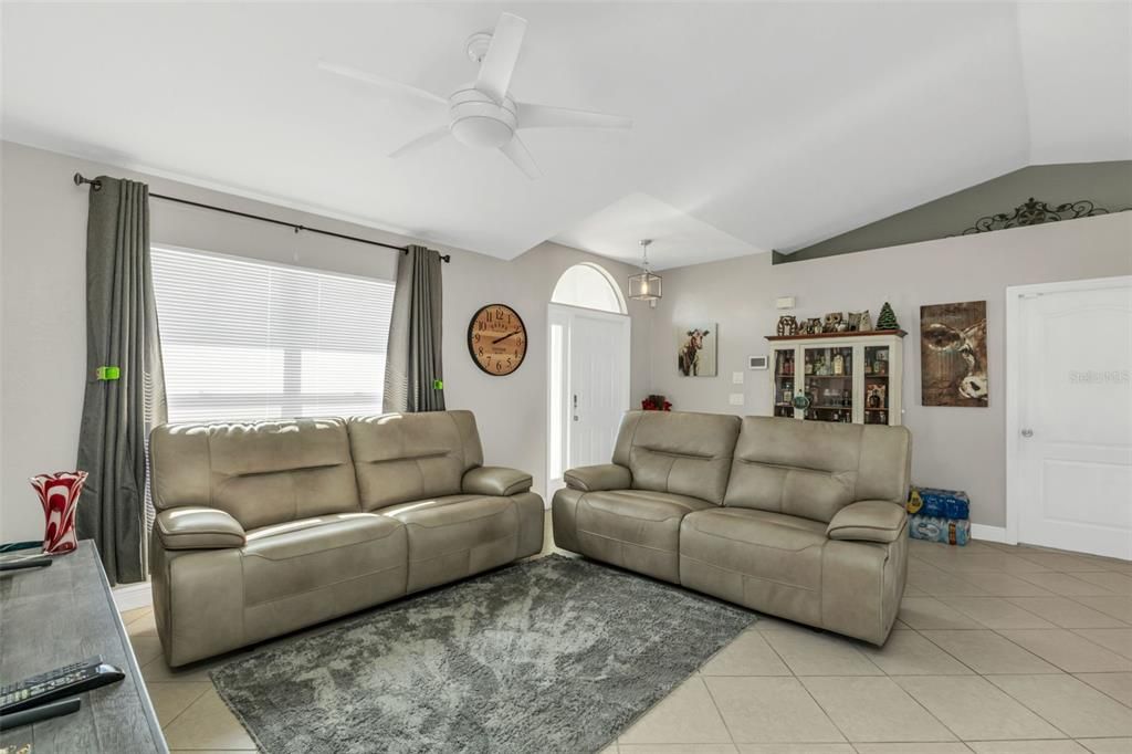 合同活跃: $267,000 (3 贝兹, 2 浴室, 1293 平方英尺)