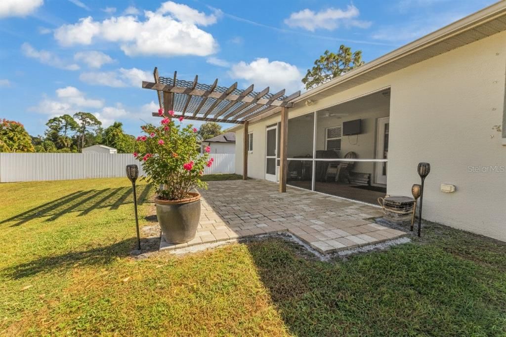 合同活跃: $267,000 (3 贝兹, 2 浴室, 1293 平方英尺)