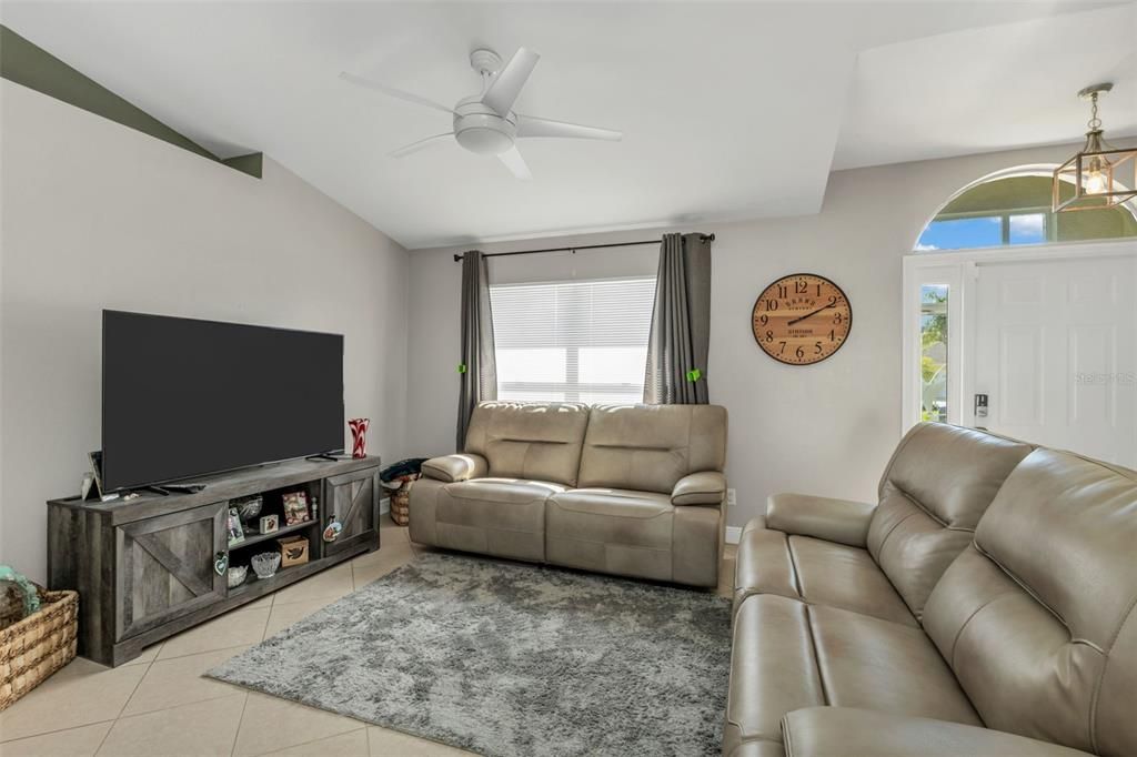 合同活跃: $267,000 (3 贝兹, 2 浴室, 1293 平方英尺)