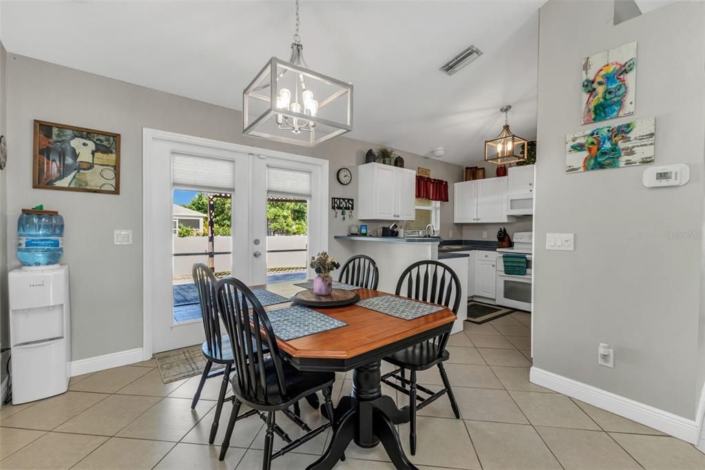 合同活跃: $267,000 (3 贝兹, 2 浴室, 1293 平方英尺)