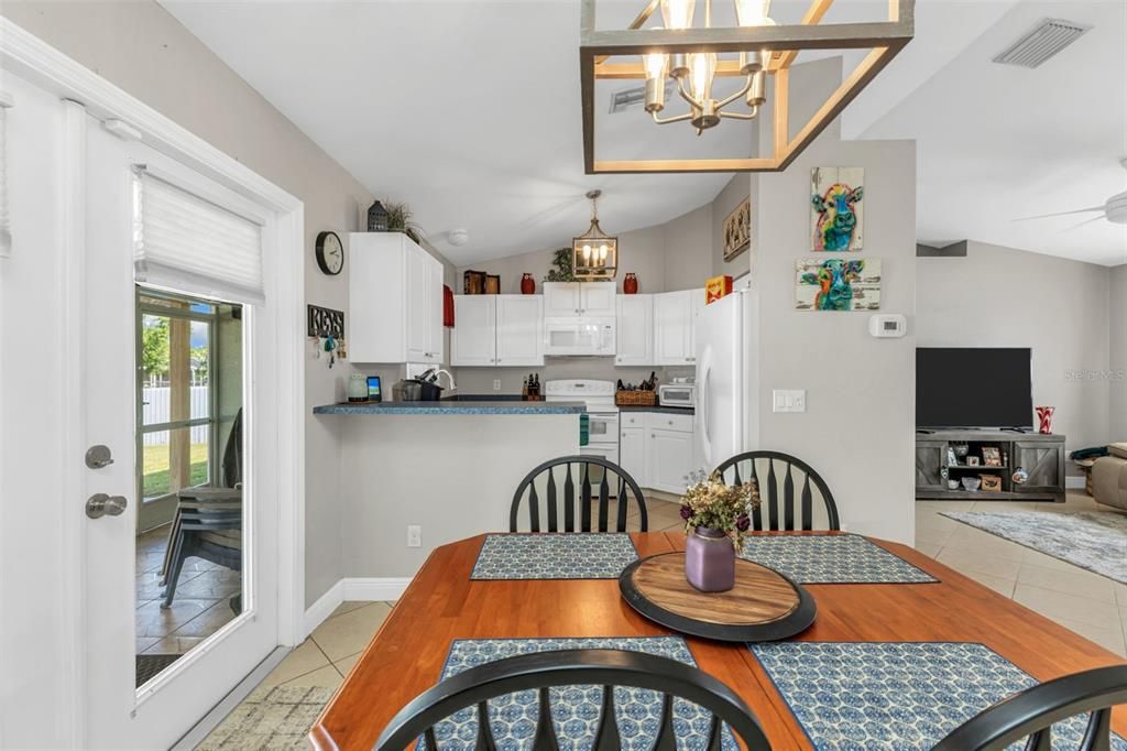 合同活跃: $267,000 (3 贝兹, 2 浴室, 1293 平方英尺)