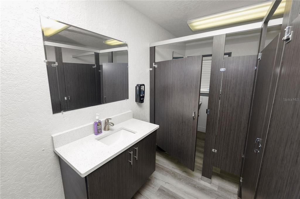 待售: $255,000 (0 贝兹, 0 浴室, 2400 平方英尺)