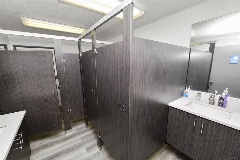 待售: $255,000 (0 贝兹, 0 浴室, 2400 平方英尺)