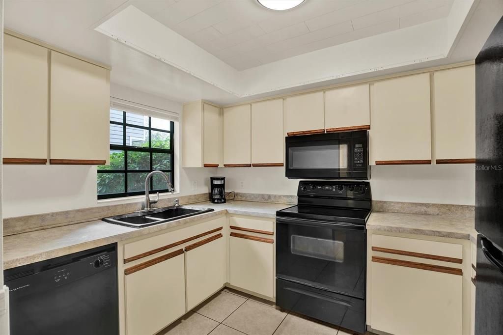 For Sale: $225,000 (2 beds, 2 baths, 1206 Square Feet)