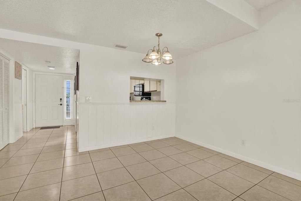 For Sale: $225,000 (2 beds, 2 baths, 1206 Square Feet)