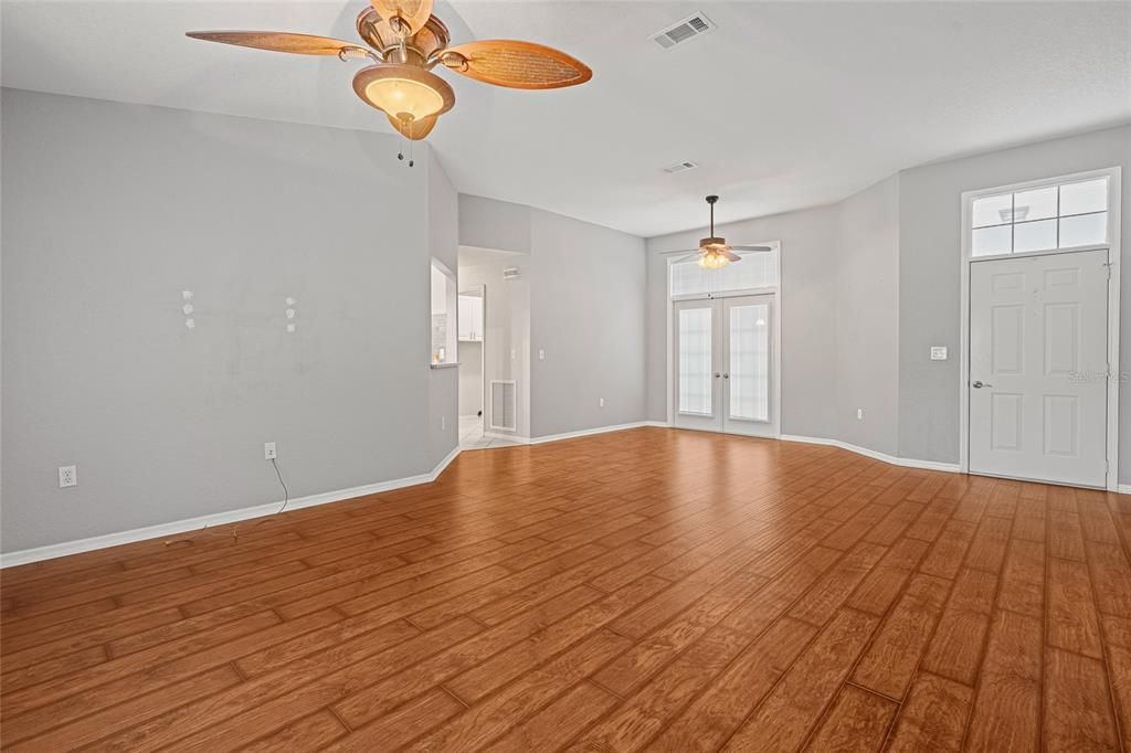 Active With Contract: $249,900 (2 beds, 2 baths, 1583 Square Feet)