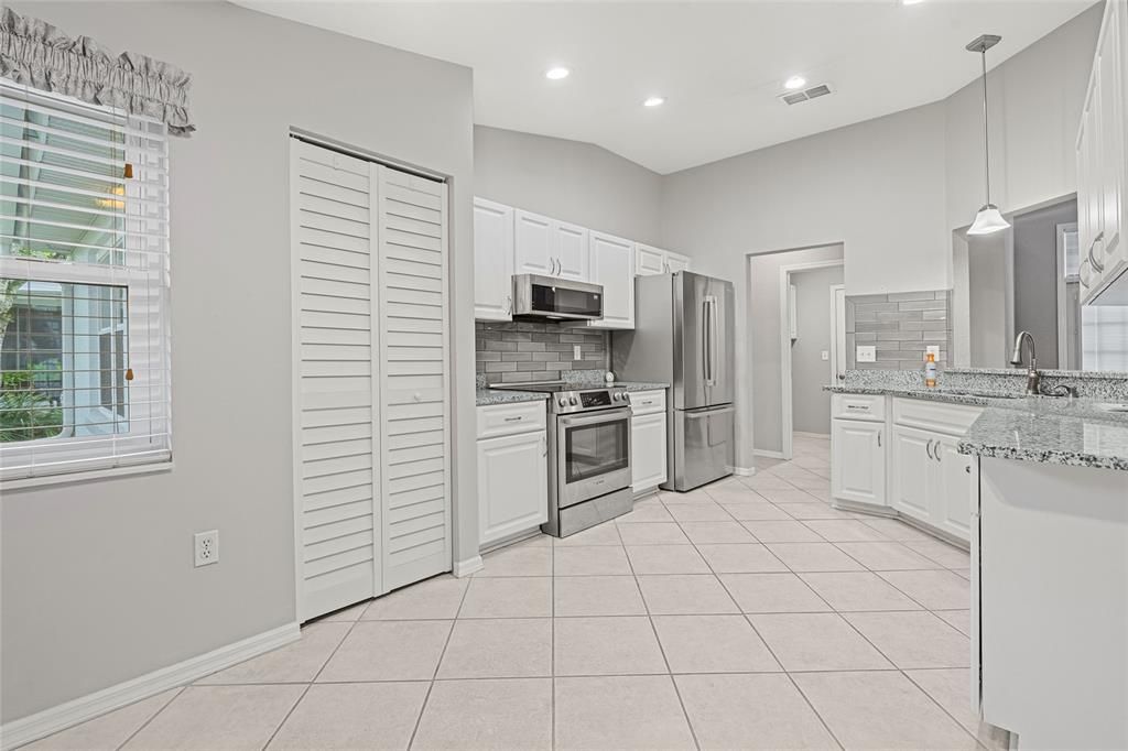 Active With Contract: $249,900 (2 beds, 2 baths, 1583 Square Feet)