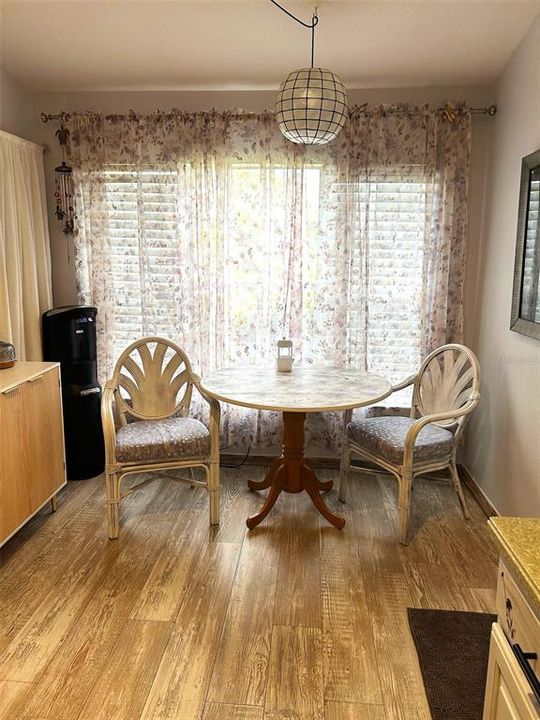 待售: $230,000 (2 贝兹, 2 浴室, 1325 平方英尺)