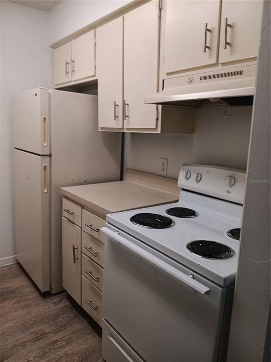 For Sale: $145,000 (2 beds, 1 baths, 828 Square Feet)