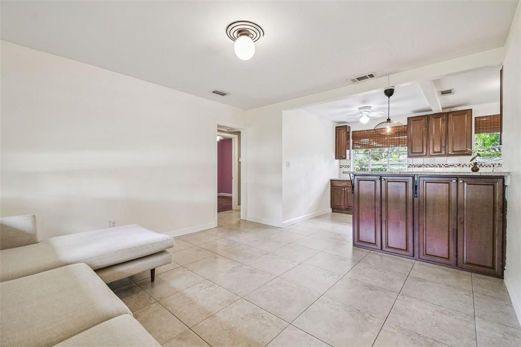 Под контрактом: $1,800 (2 спален, 1 ванн, 1093 Квадратных фут)